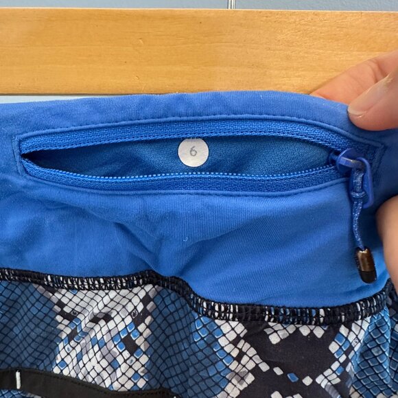 Lululemon Run Speed Short 4-way Stretch Mini Ziggy Snake Caspian Blue Size 6 - Picture 4 of 4